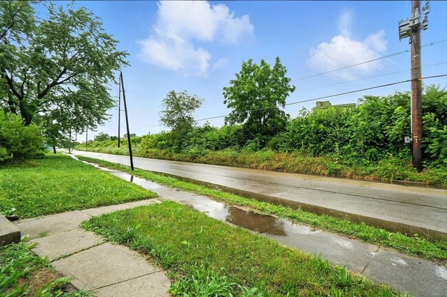 Building Photo - Newly Renovated, Large Home in Dayton!!