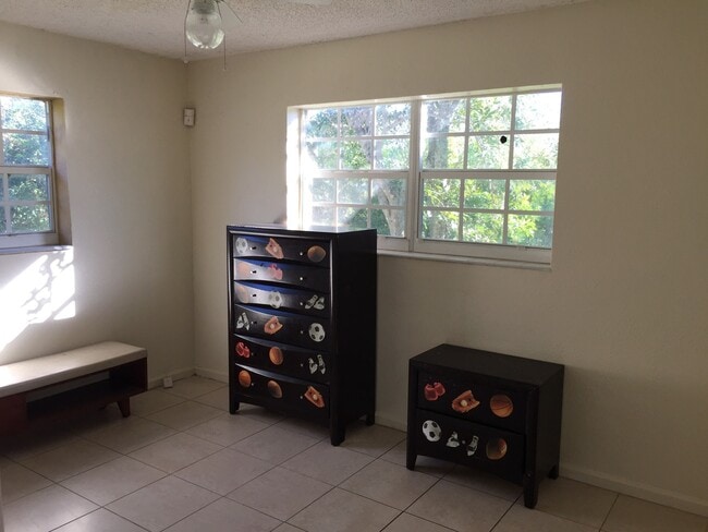 Building Photo - Amazing 3-1 house with fenced front and backyard !