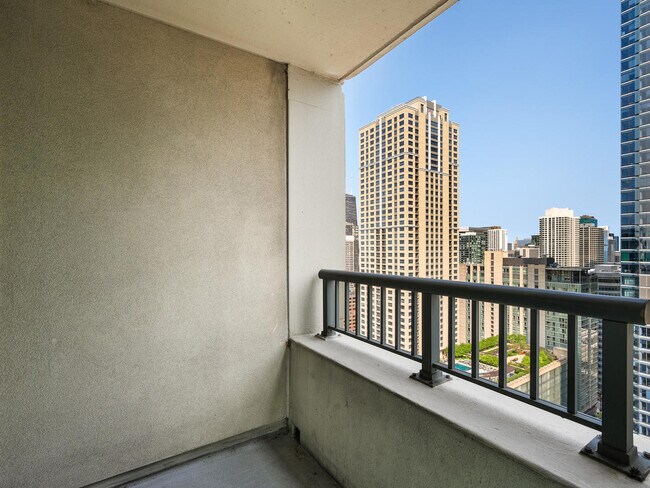 Building Photo - 345 N La Salle Dr