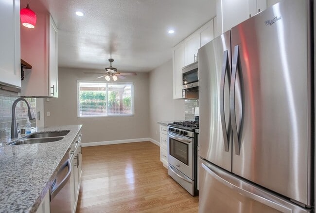 Building Photo - Single Story Duplex with Two Private Residences