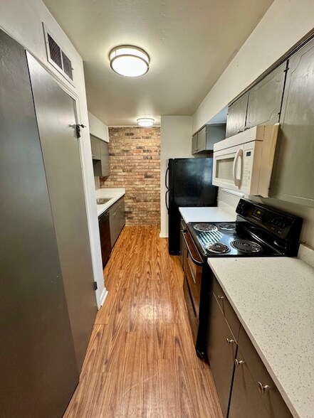 Building Photo - 280 S Hill Ave