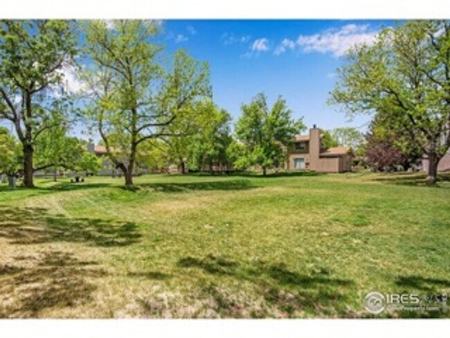 Building Photo - Recently Renovated and Updated 5 BR Townho...