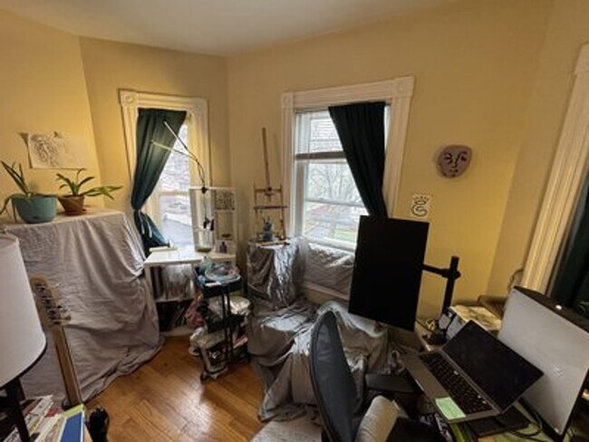 Building Photo - No Brokers Fee, No Last Month Rent, In Unit Washer and Dryer, Recently Renovated Unit.