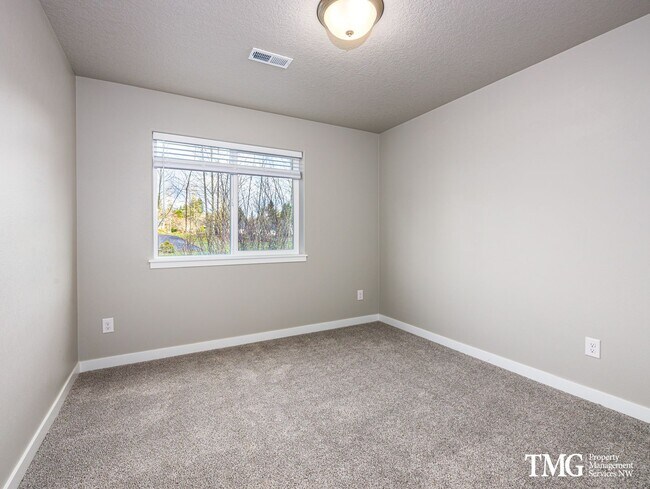 Building Photo - 4806 NE 37th Ct