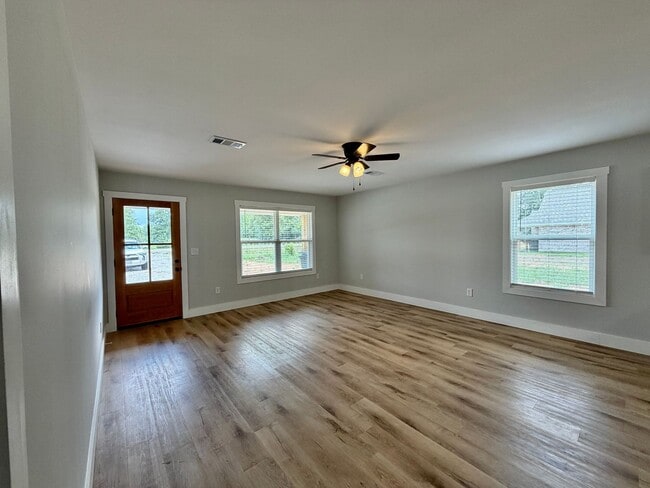 Building Photo - 3 Bedroom 2 Bath House