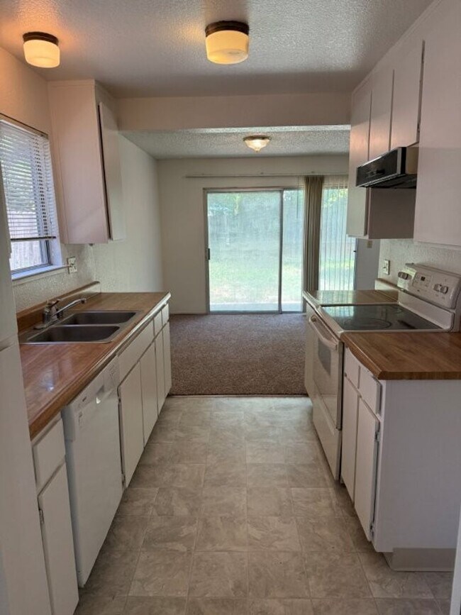 Building Photo - 990/992 JUSTIN DUPLEX