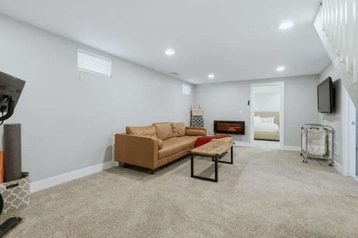 Building Photo - Beautiful 3 Bedroom Craftsman Bungalow Furnished or Unfurnished Available NOW!