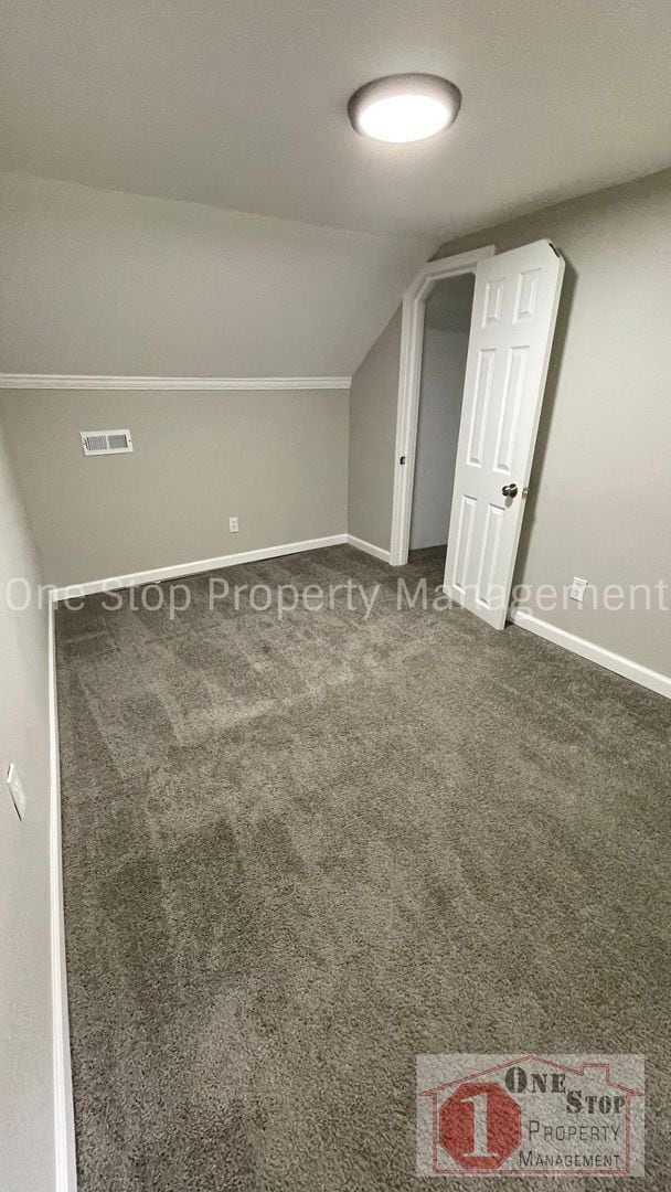 Building Photo - 4 Bedroom 2 bathroom in Kansas City!