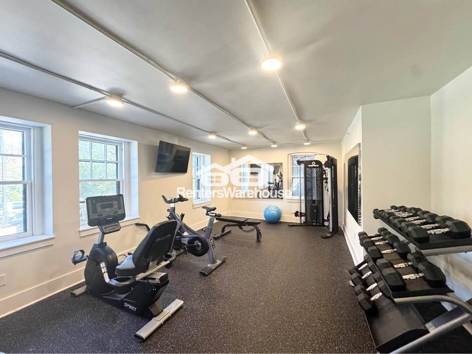 Building Photo - 2305 Grand Ave