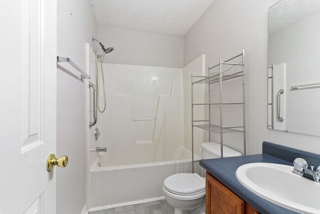 Building Photo - 3 Bedroom/2.5 Bath Home