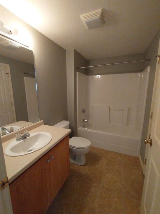 Building Photo - 2 Bedroom 2 Bath Unit-Available Now!