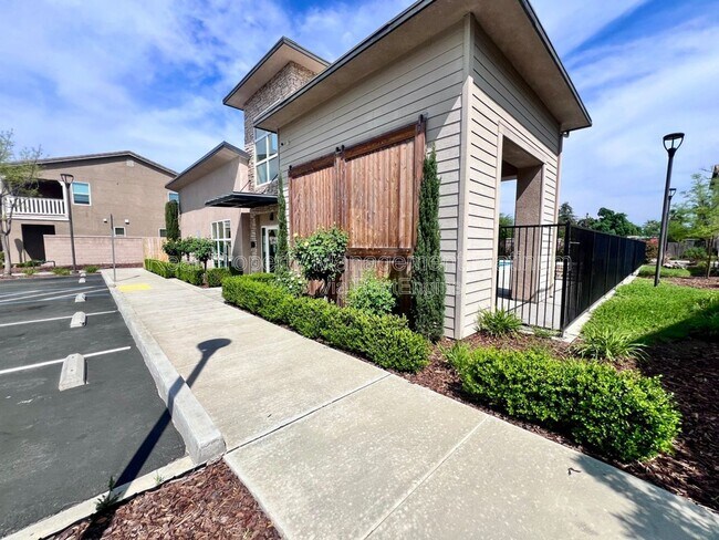 Building Photo - 2560 Daisy Dr