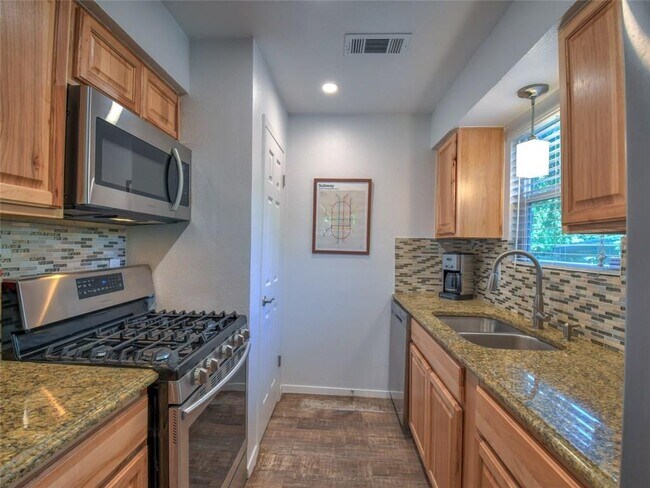 Building Photo - 6605 Clubway Ln