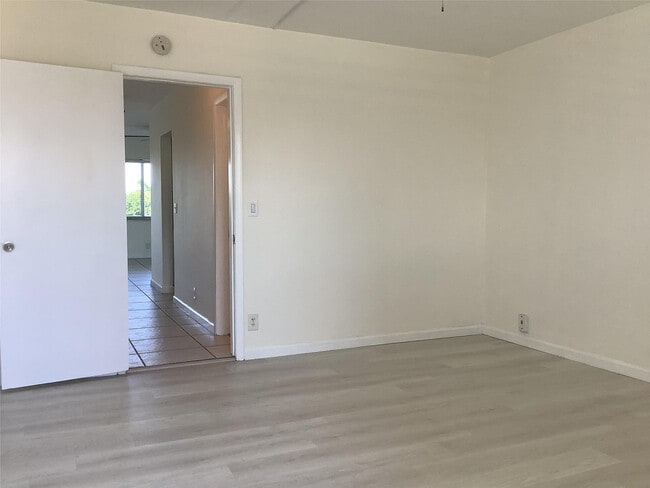 Building Photo - 455 Golden Isles Dr