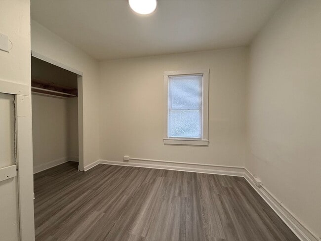 Building Photo - Updated 2BR Townhouse with off street park...
