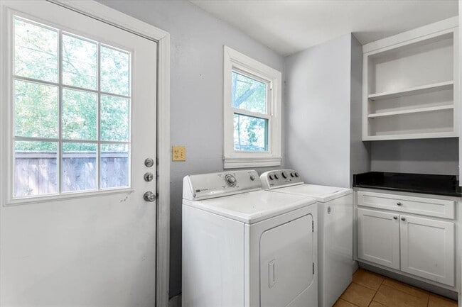Building Photo - 2804 Breeze Terrace