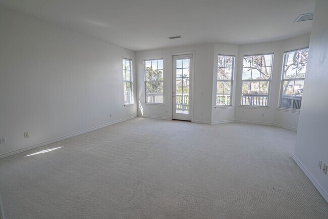 Building Photo - 4 Bedroom Home for Rent on the Lake at Bridgeport!