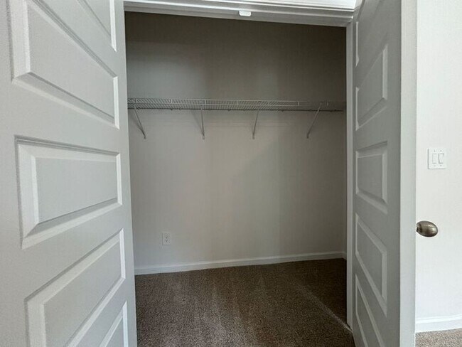 Building Photo - MOVE IN SPECIAL