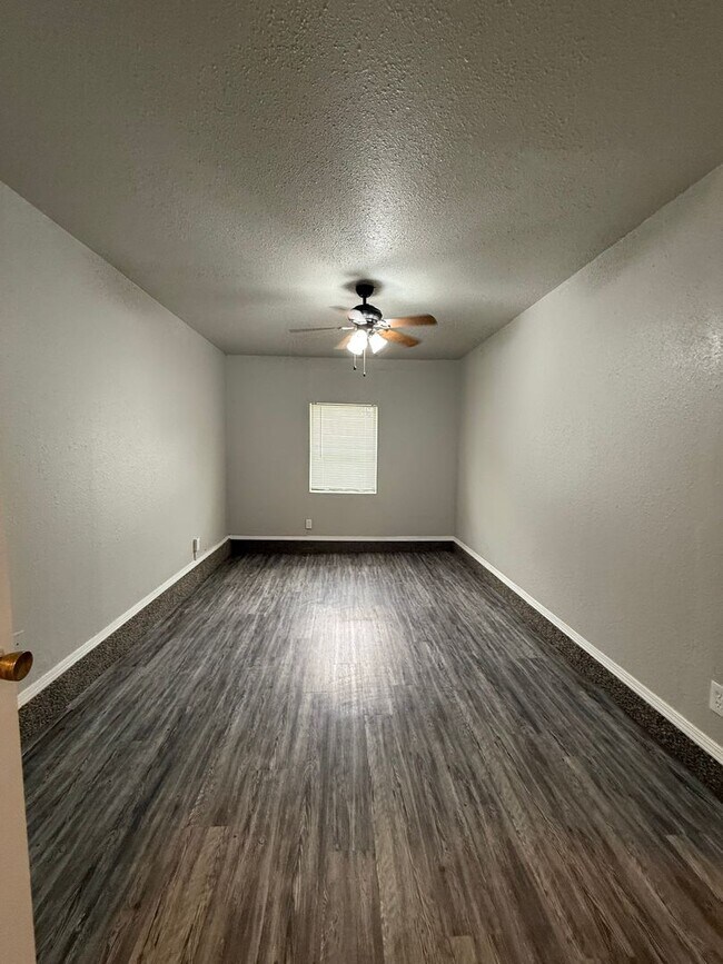 Building Photo - 3 bed, 1 & 1/2 bath home in North Norman