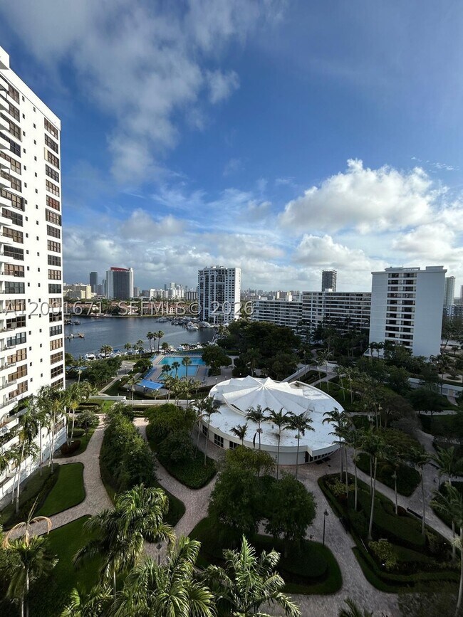 Building Photo - 2500 Parkview Dr