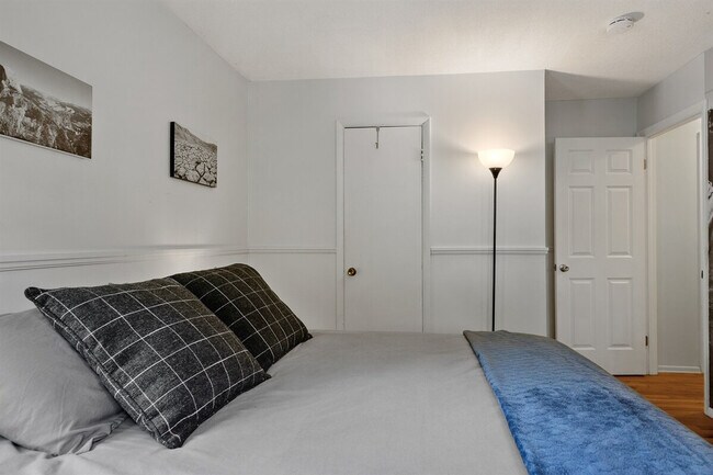 Building Photo - 10 James Dr