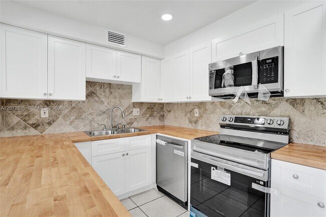 Building Photo - 5700 SW 127th Ave