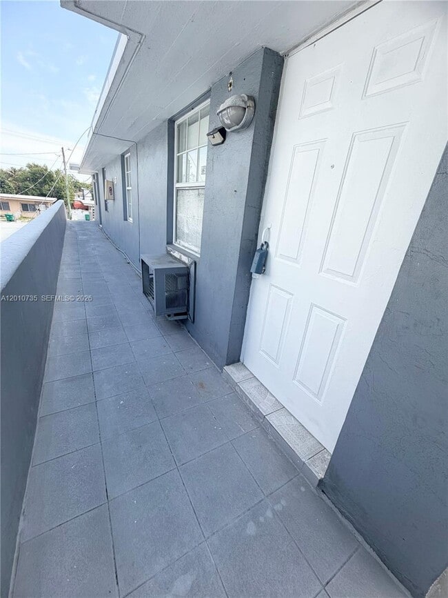 Building Photo - 2736 SW 22nd Ave