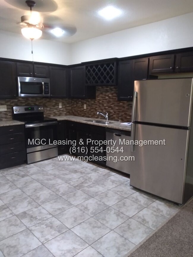Building Photo - EAGLE CREEK LUXURY TOWNHOME READY FOR YOUR...
