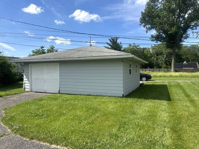 Building Photo - 3971 Far Hills Dr