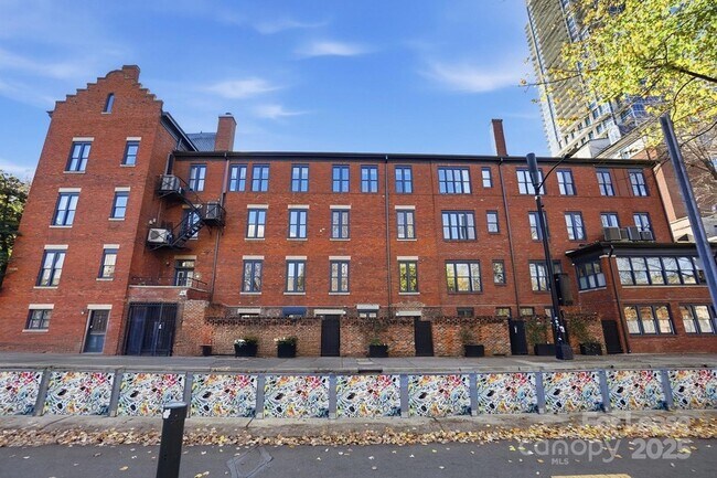 Building Photo - 229 N Poplar St