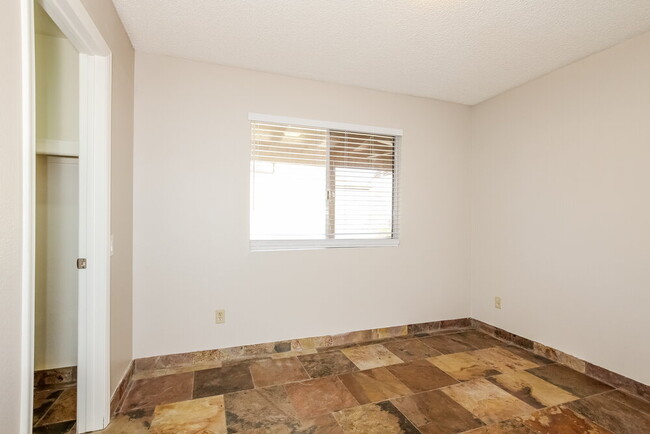 Building Photo - 3310 W Rose Garden Ln