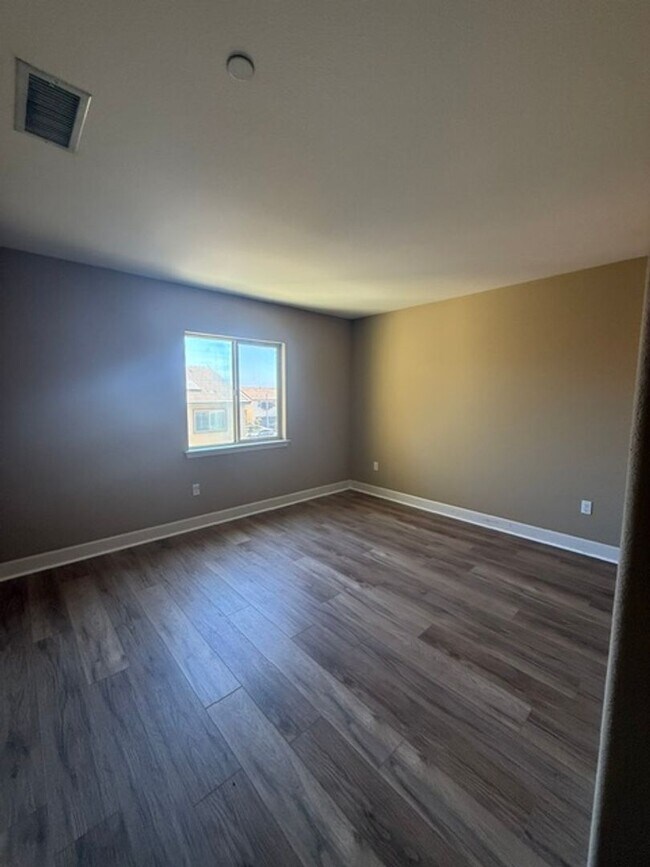 Building Photo - Model Home in desirable Moorpark Highlands!
