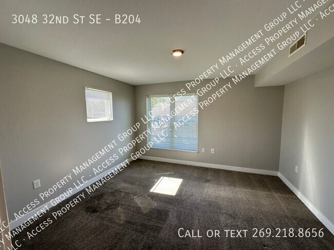 Building Photo - Great SE Side area close to 28th St and Be...