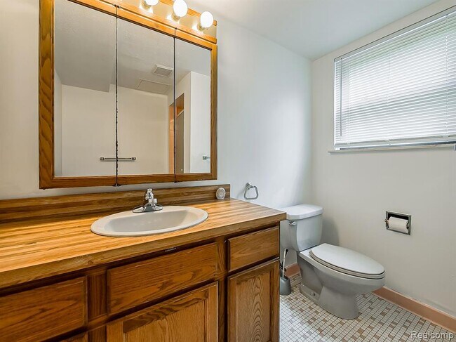 Building Photo - 7580 Thornwood St