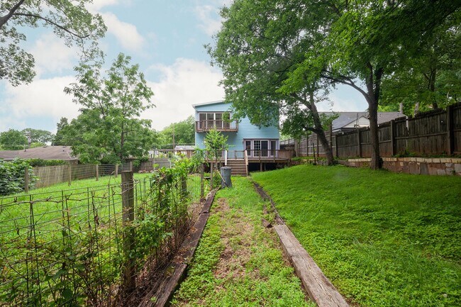 Building Photo - Spacious 6bd/3ba in Grant Park w/ Large Fenced in Backyard & Steps From the Park!