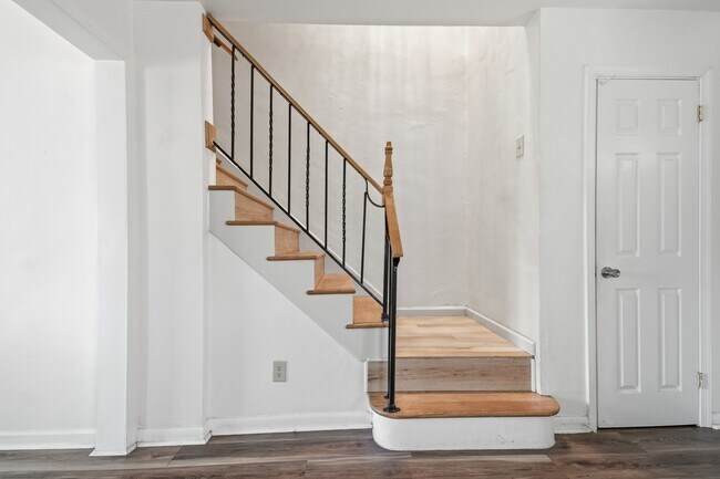 Building Photo - 600 Breeds Hill Rd