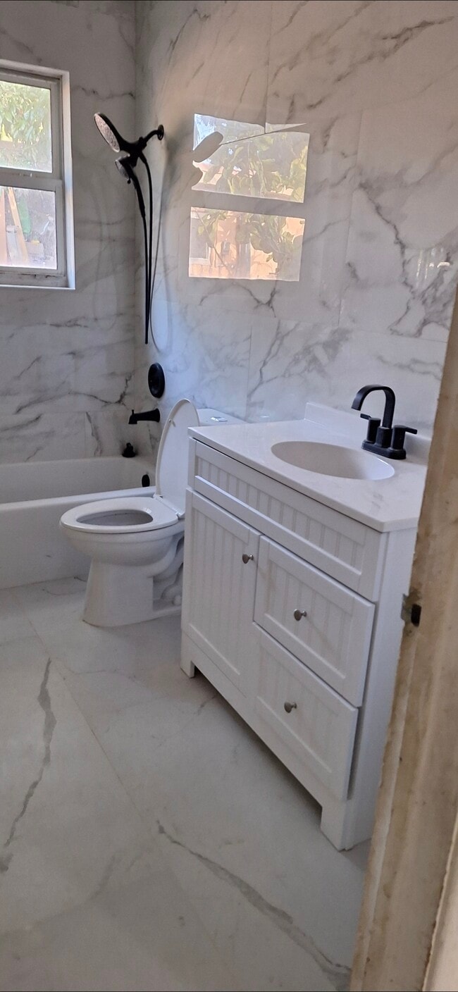 Building Photo - 1201 NE 159th St