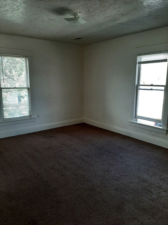 Building Photo - (1614 8th Ave)