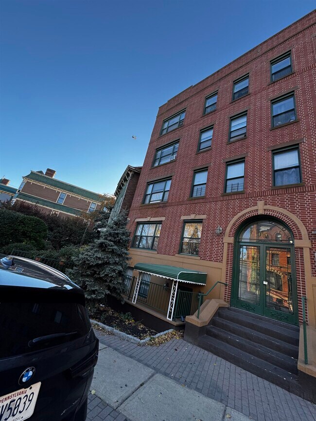 Building Photo - 65 Summit Ave