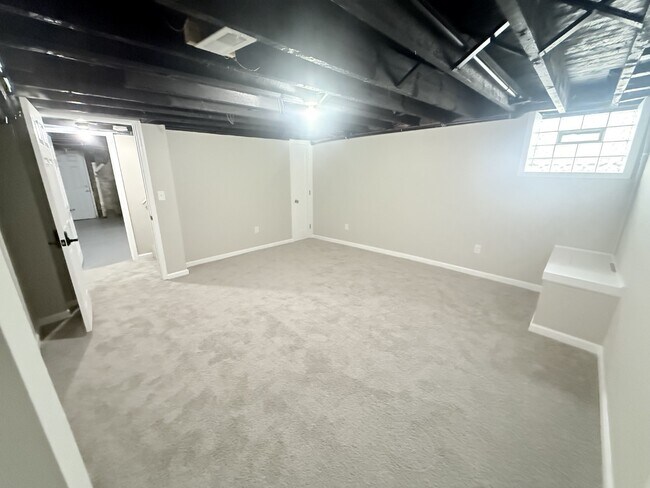 Building Photo - Spacious 5-Bed  Furnished Unit Near Xavier | Modern Updates, In-Unit Laundry & Off-Street Parking