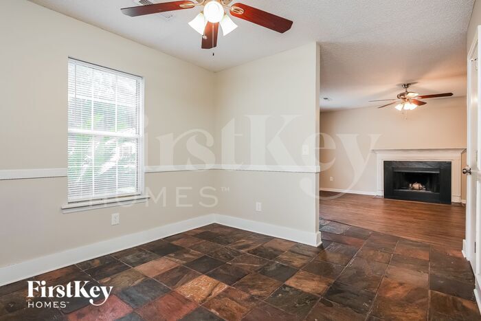 Building Photo - 2561 Realm St