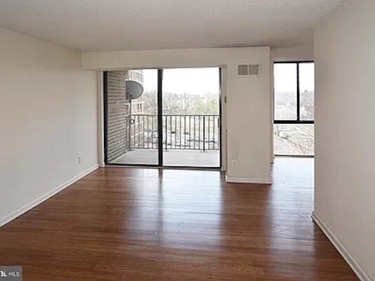 Building Photo - 2311 Pimmit Dr