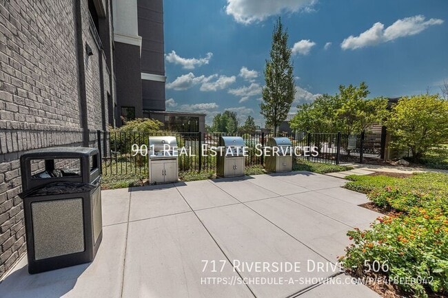 Building Photo - 717 Riverside Dr