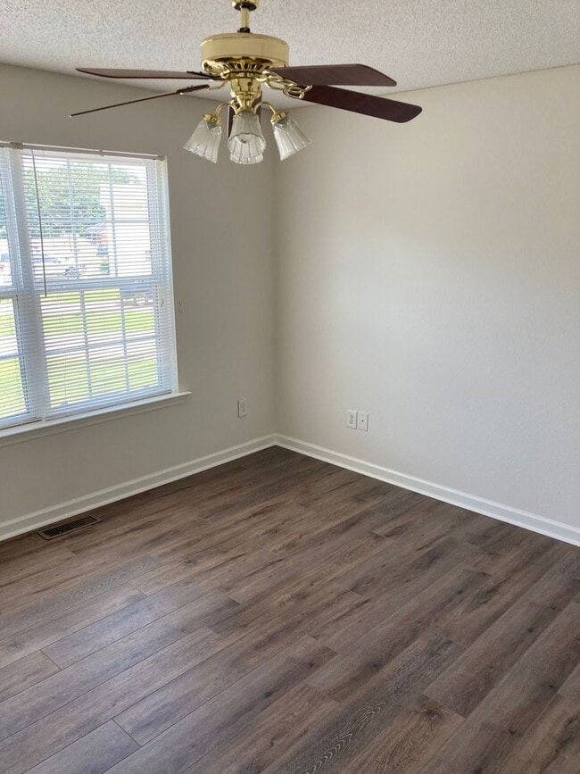 Building Photo - Updated 3/2.5 Townhouse in Armuchee- $1,350