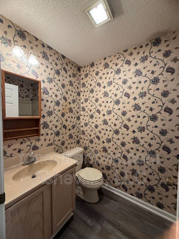 Building Photo - 327 Winding Way Ln