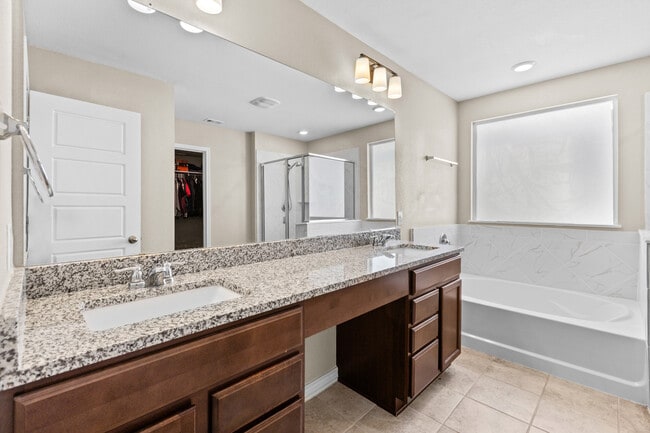 Building Photo - 1915 Overlook Knoll