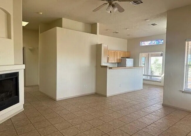 Building Photo - Adorable Towhhome Located off Foothills