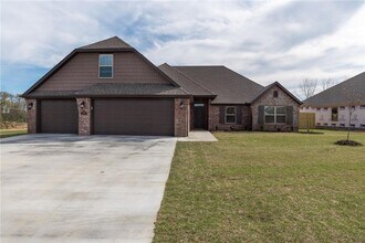 Building Photo - 4 Bed with LOFT!