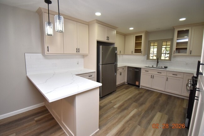 Building Photo - 623 Honeysuckle Dr