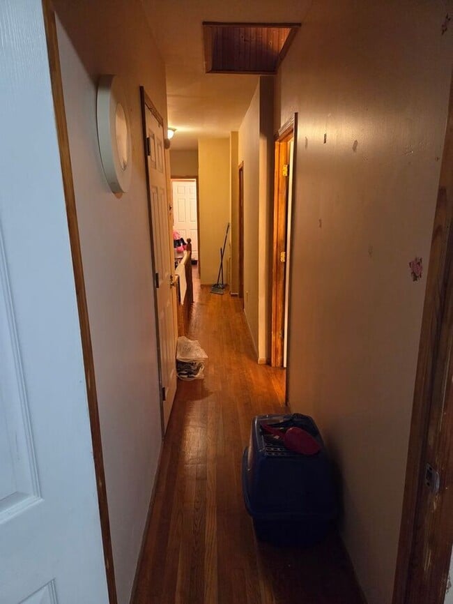 Building Photo - 5BR/1.5BA Row Home with Backyard and Laund...